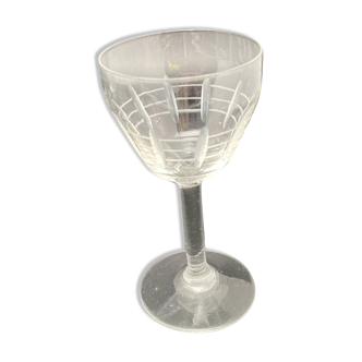 Aperitif glasses with chiseled petal pattern