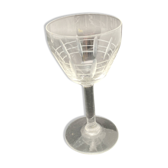 Aperitif glasses with chiseled petals pattern