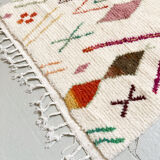 Tapis berbère marocain azilal écru à motifs multicolores 143x96cm