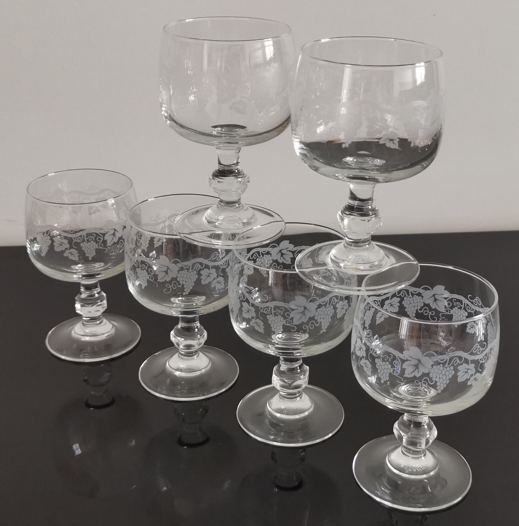 Set of 6 glasses on feet with water decoration grape and vine shoot