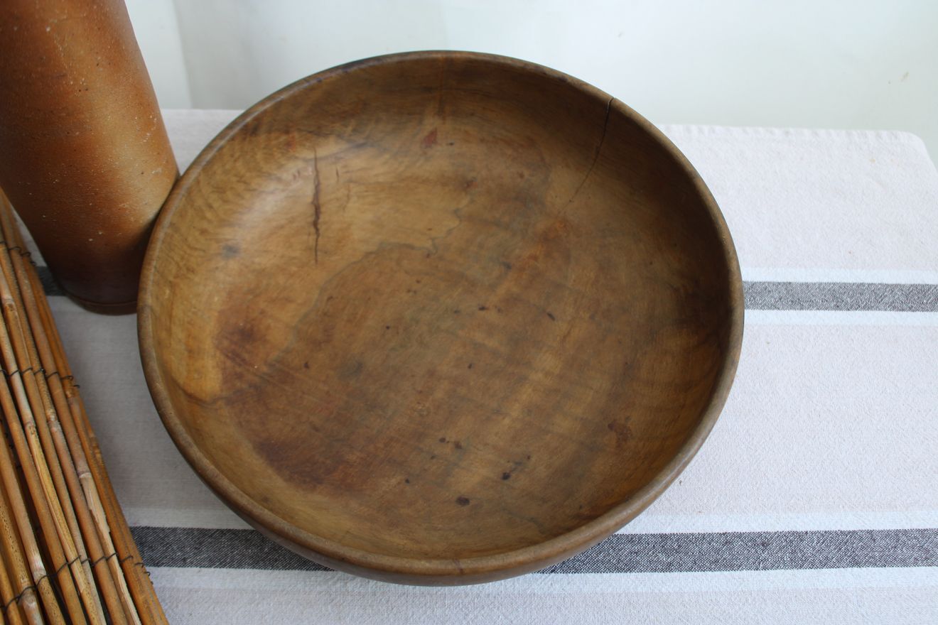 Round wooden dish