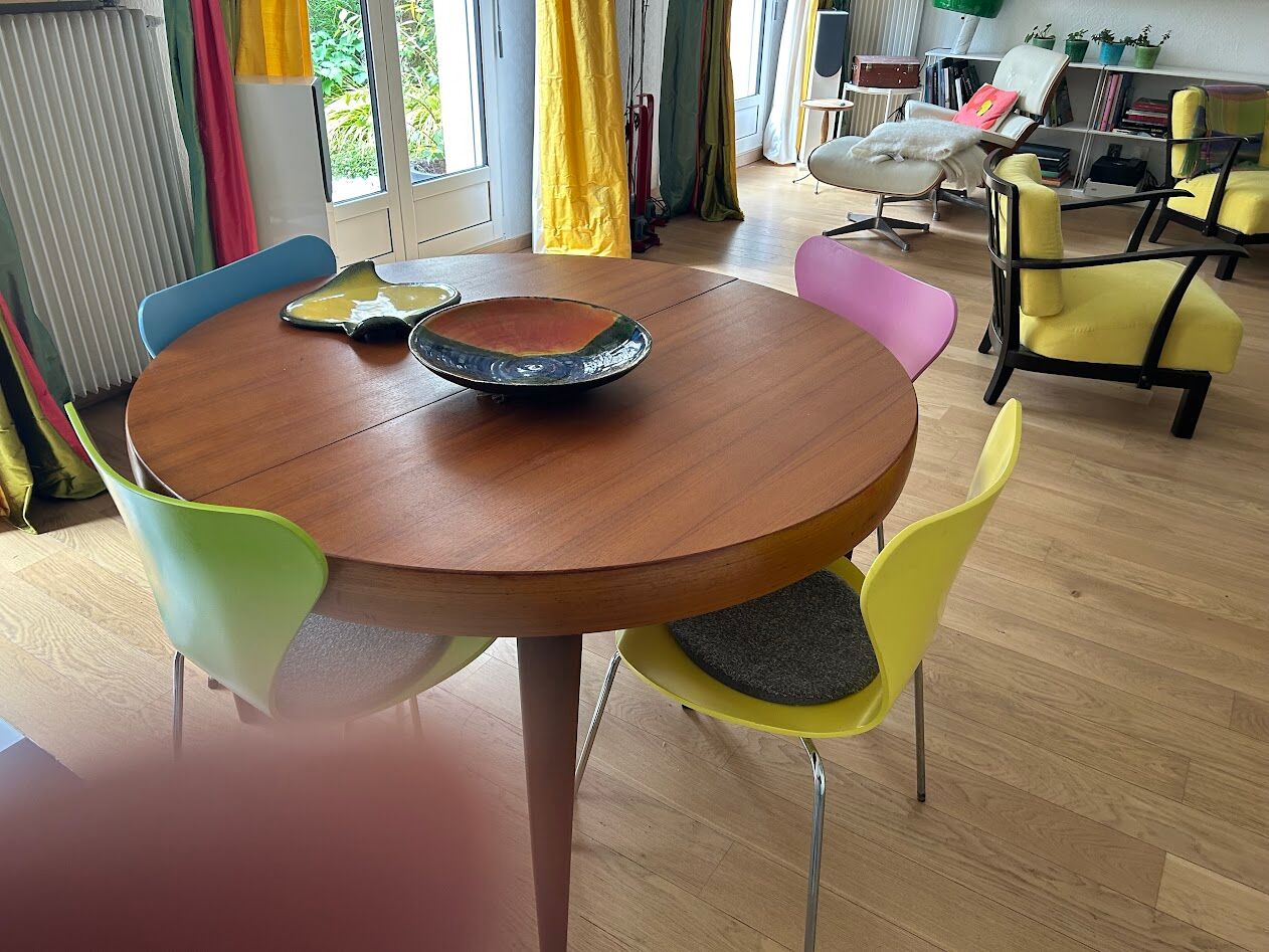 Extendable teak table