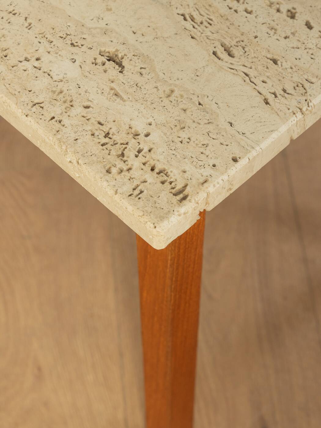 2 tables d'appoint en travertin avec structure en teck, années 1960