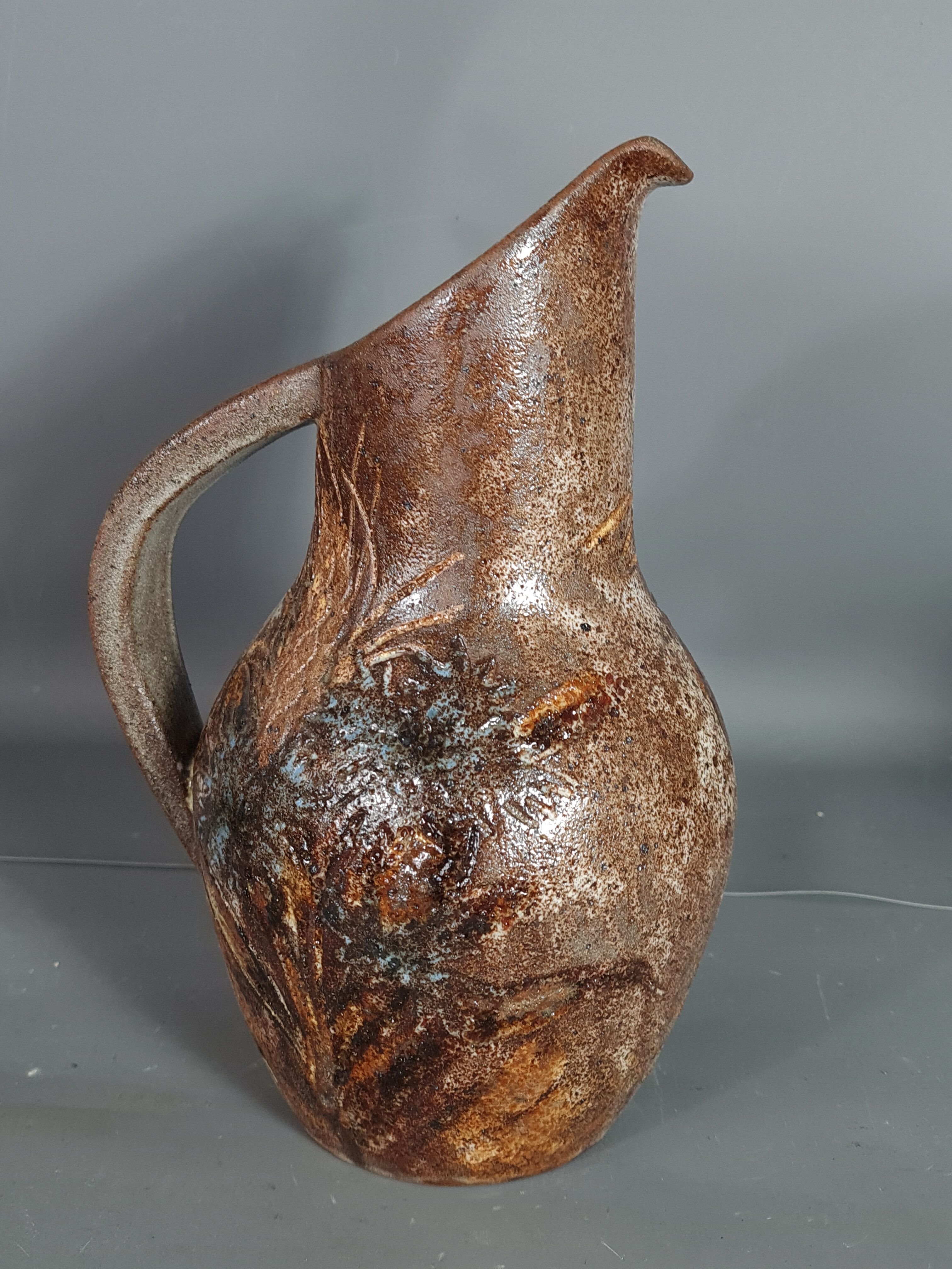 A. Kostanda à Vallauris: pichet en grès émaillé, signé. 22 cm Parfait état. SB