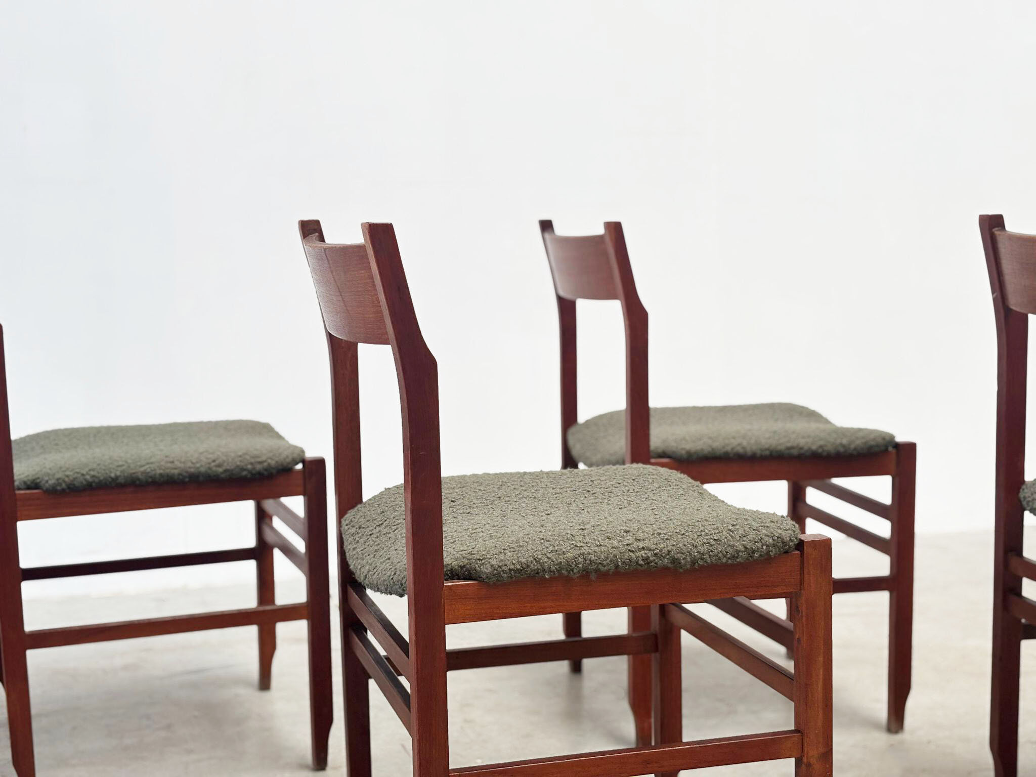 Ensemble de six élégantes chaises de salle à manger italiennes