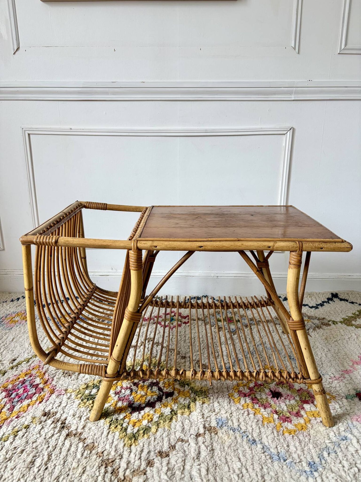 Table basse porte revues en rotin vintage