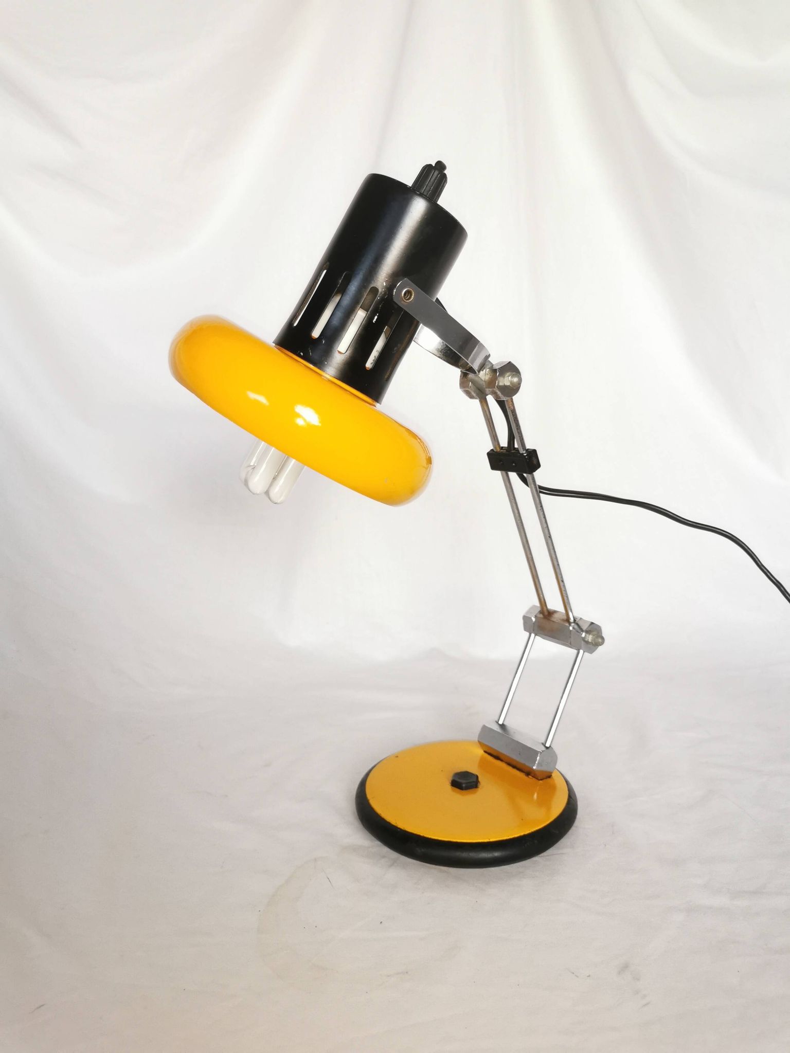 Articulated lamp in lacquered steel, Aluminor, France, 1980.