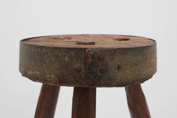 Tabouret tripode brutaliste en chêne massif et métal, France années 1850
