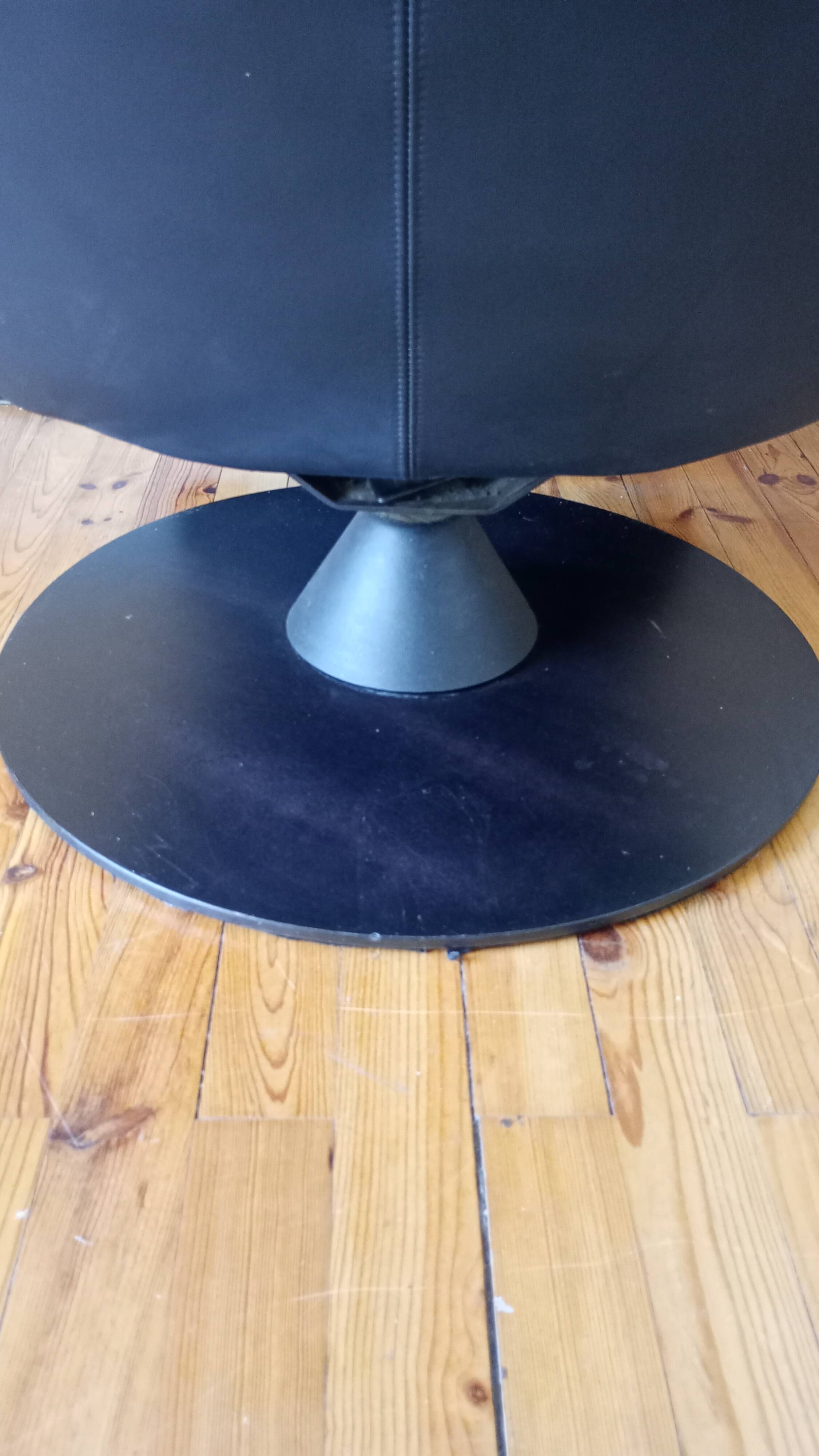 Armchair by designer Hjellegjerde. Contura Zero Gravity model for Modi.