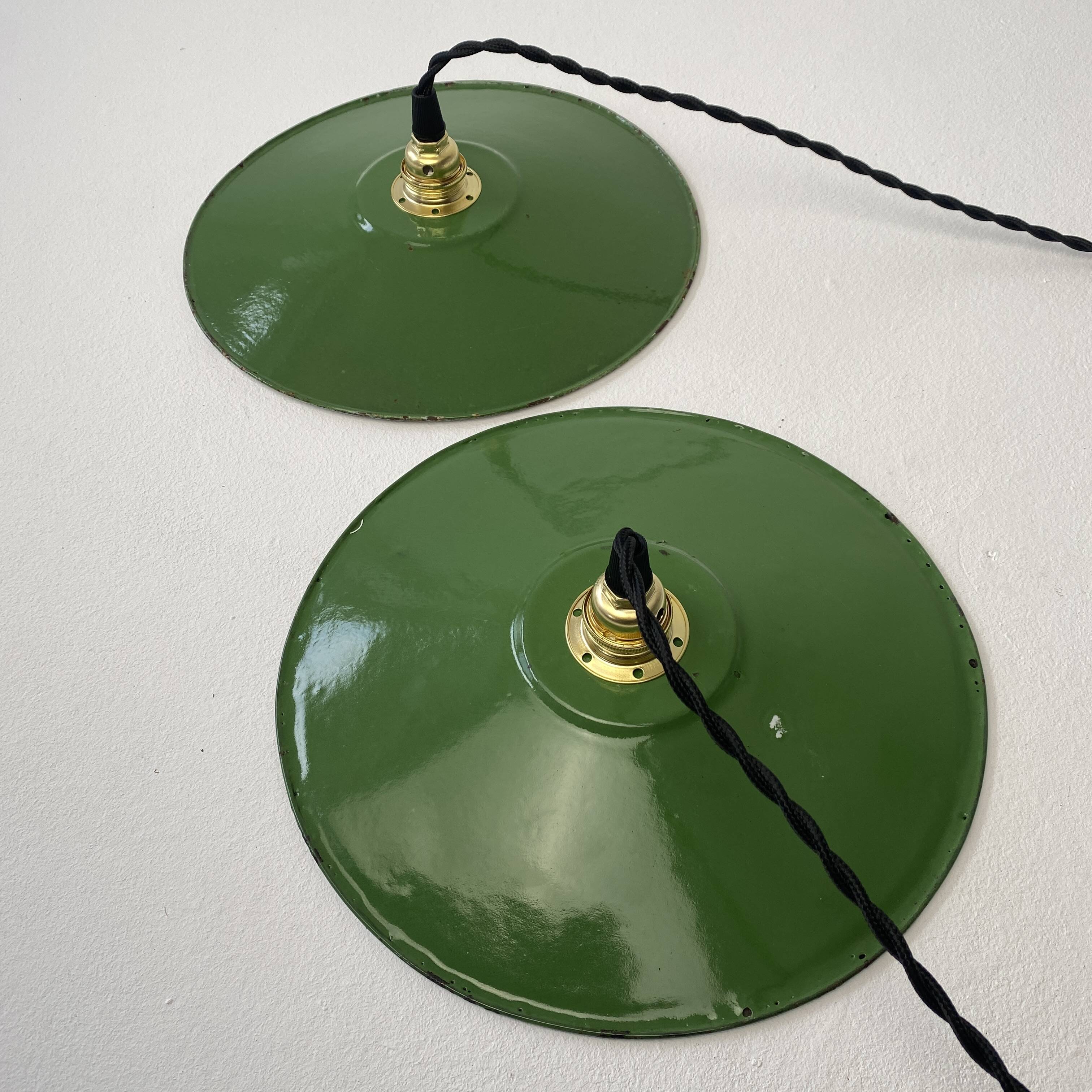 Ancienne paire suspensions industrielles emaillees vertes 24 cm