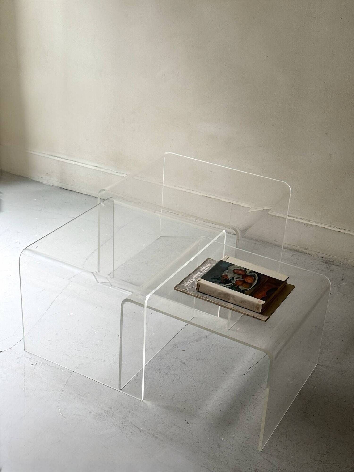 Table basse gigogne modulable en plexiglas, D. Lange Marais Les invisibles