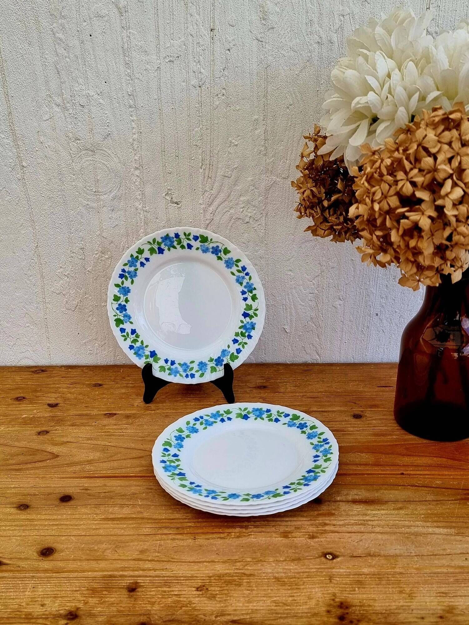 Set of 5 vintage dessert plates with blue flowers from the 70s.