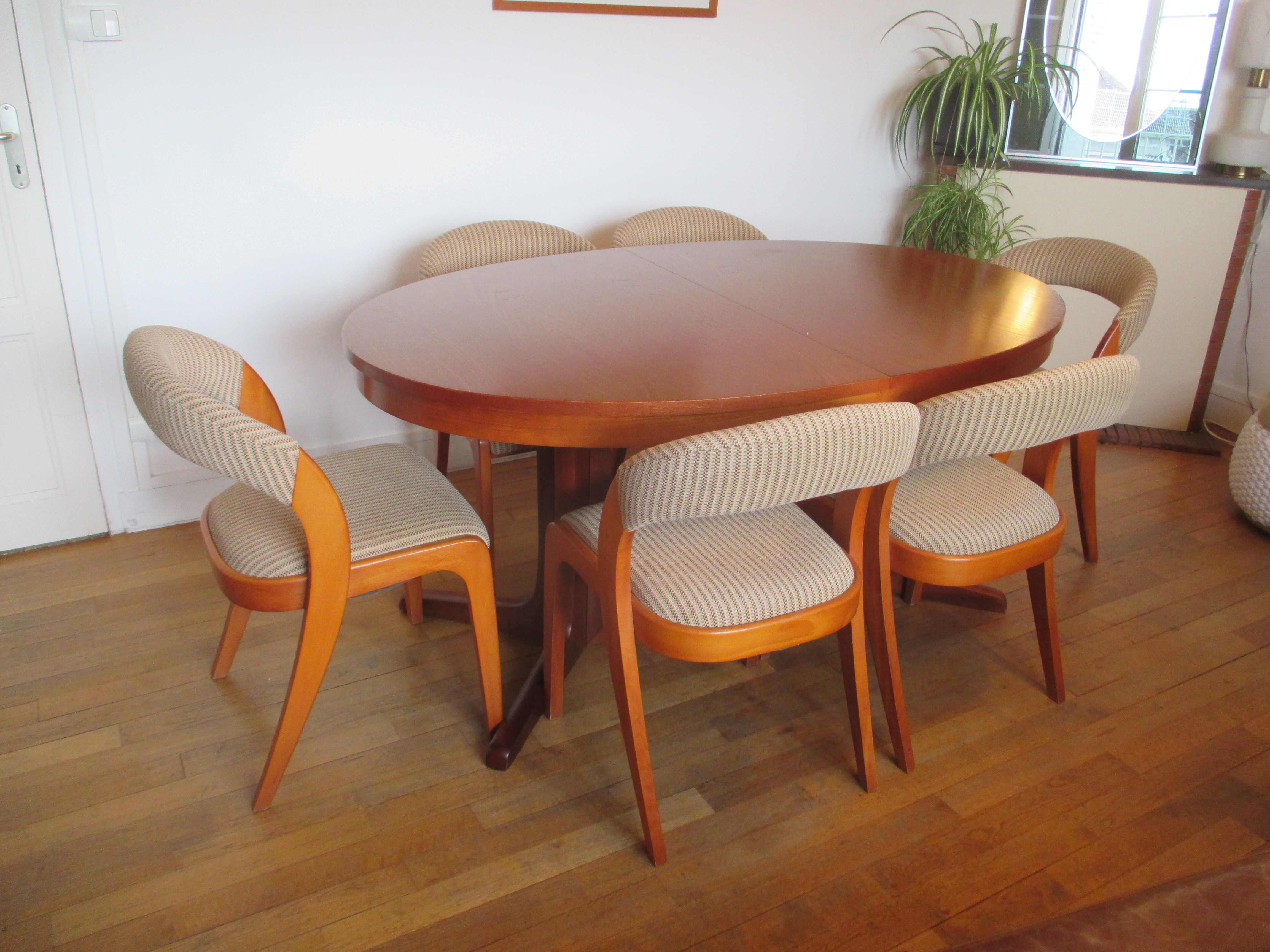 Baumann oval table