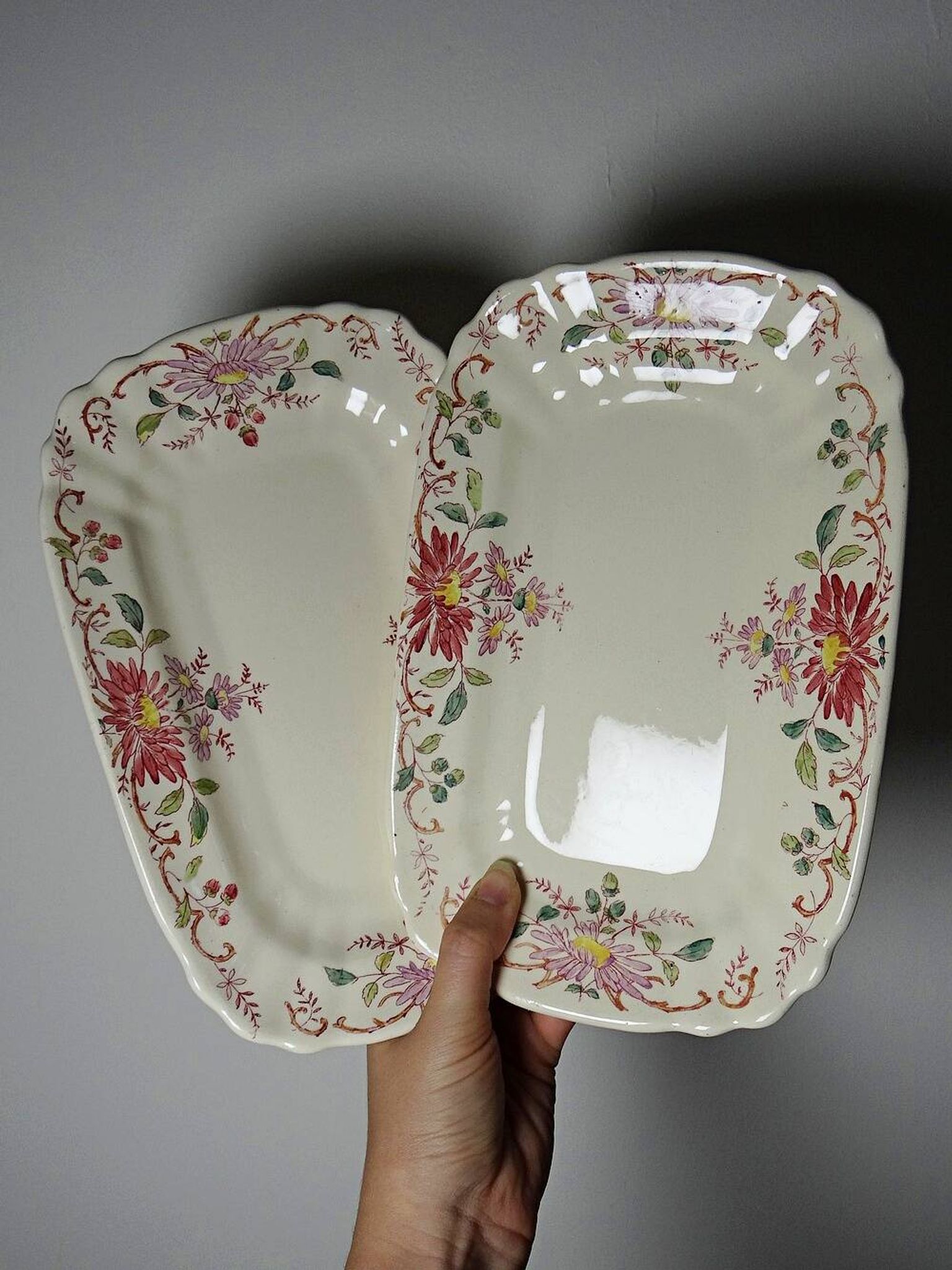 2 antique Longchamp dishes with daisies in polychrome ironstone.
