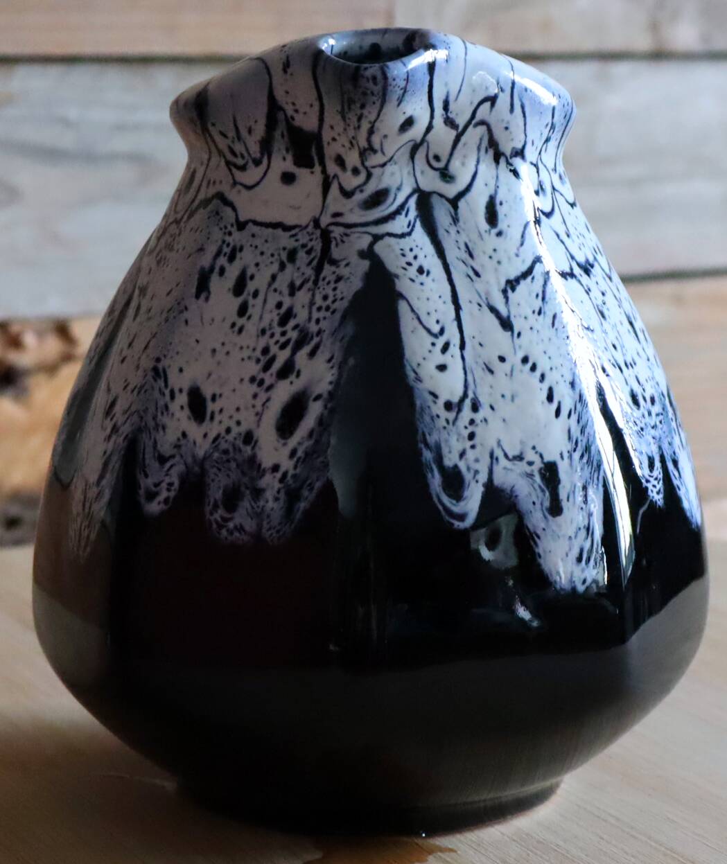 Flame-patterned ceramic pitcher – Vallauris style / Alpho
