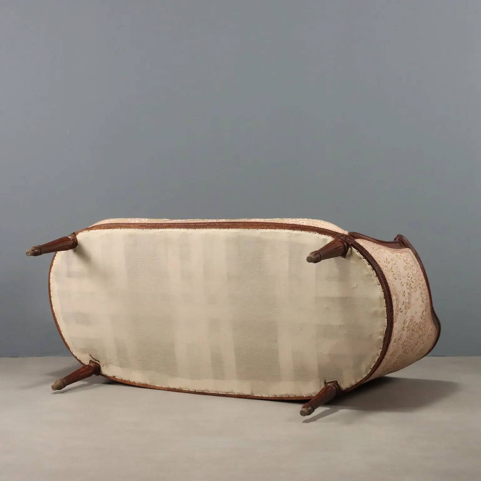 Antique neoclassical canapé in carved walnut from the 19th century.