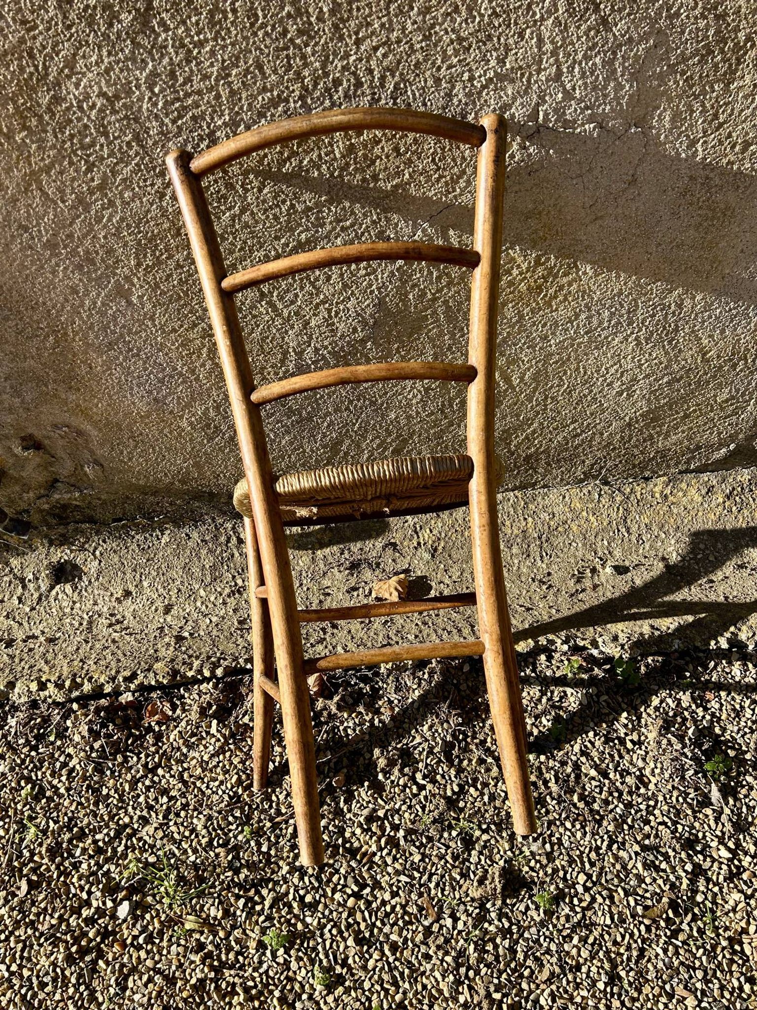 Chaise paillée vintage dorée