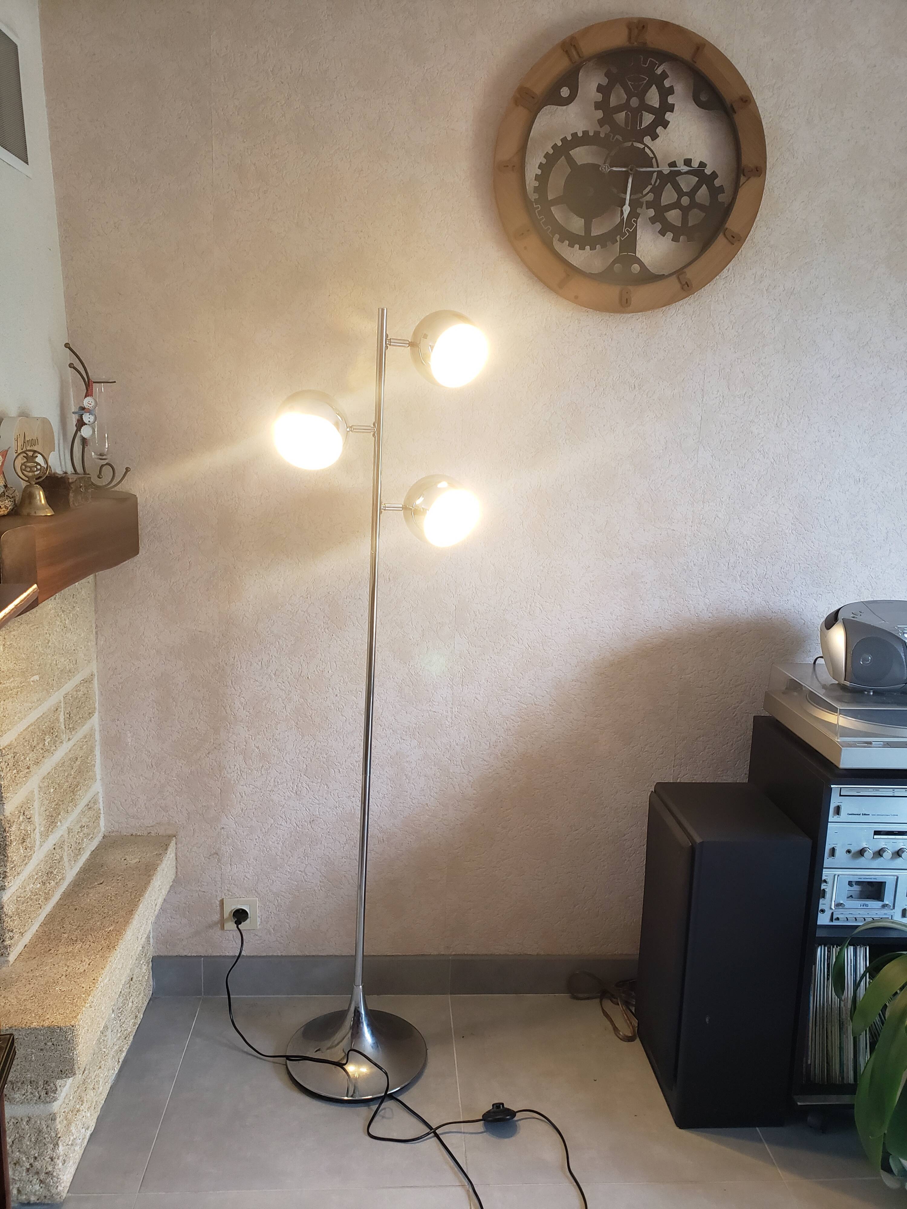 Eyeball floor lamp