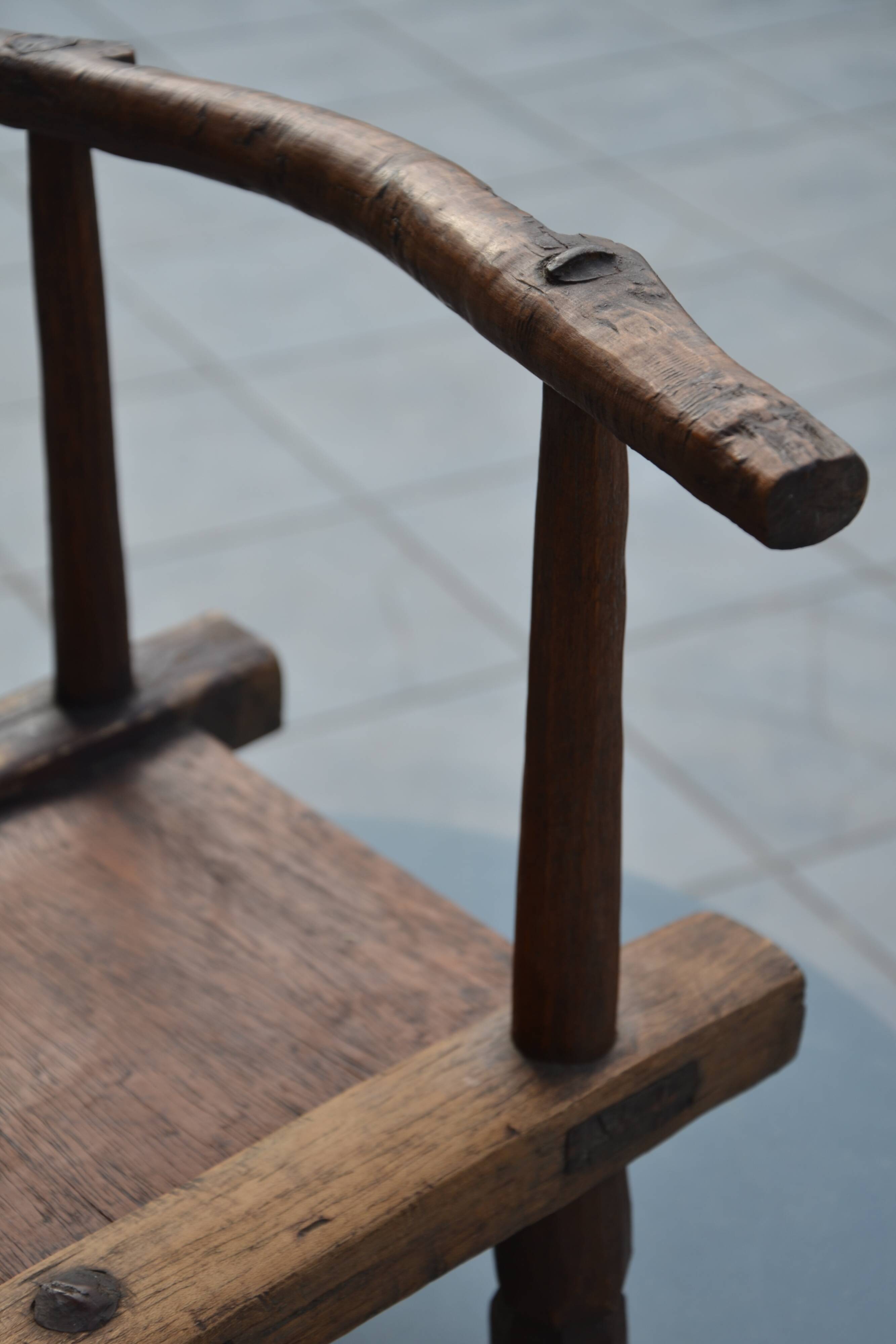 Petite chaise brutaliste