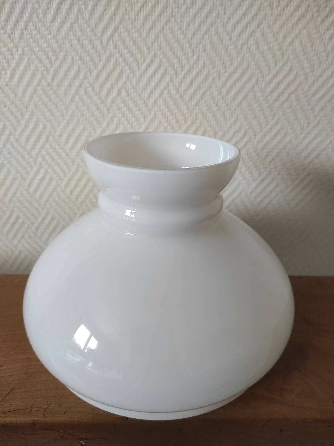 Globe in opaline, height 16.7 cm