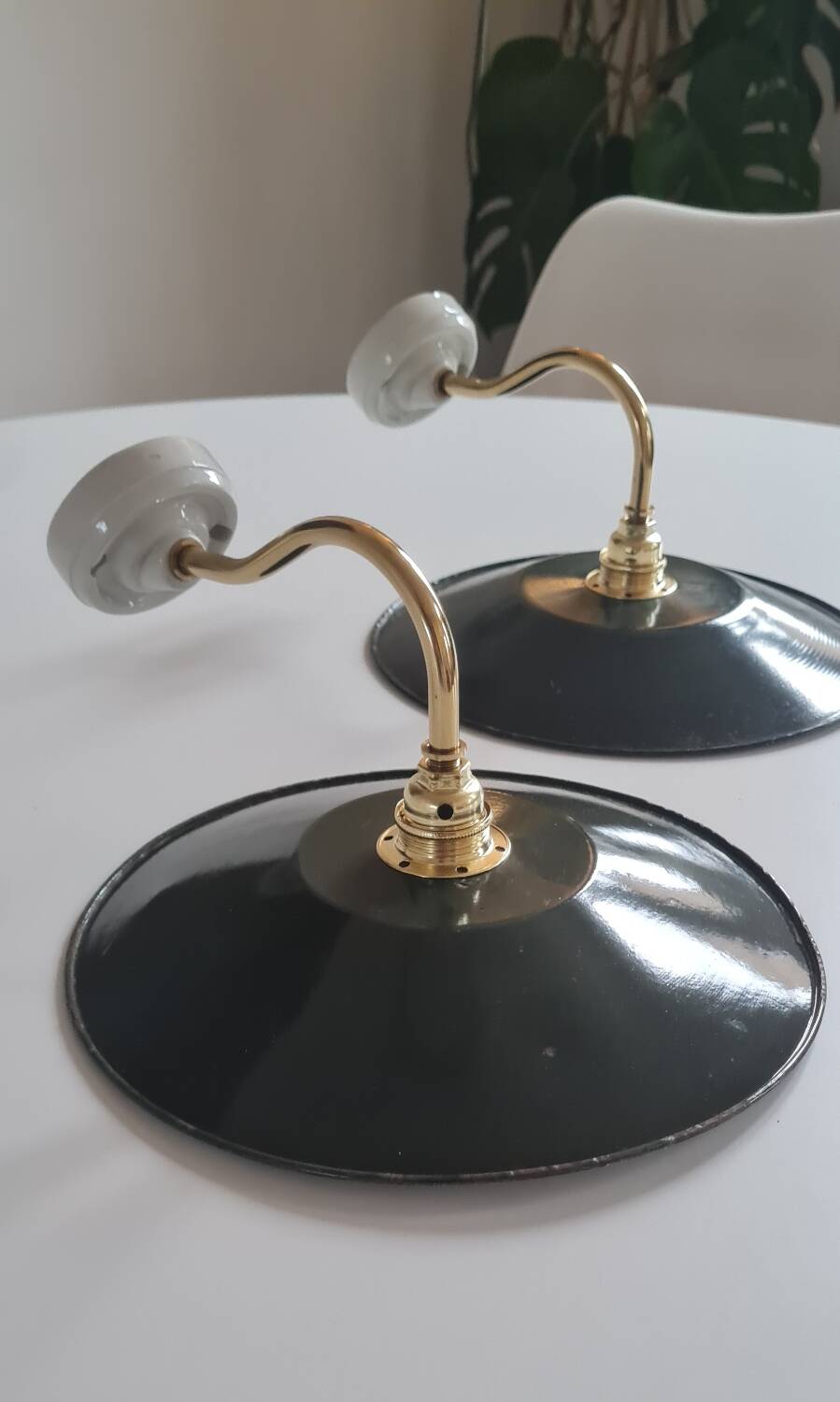 Paire d'appliques vintage en tôle émaillée
