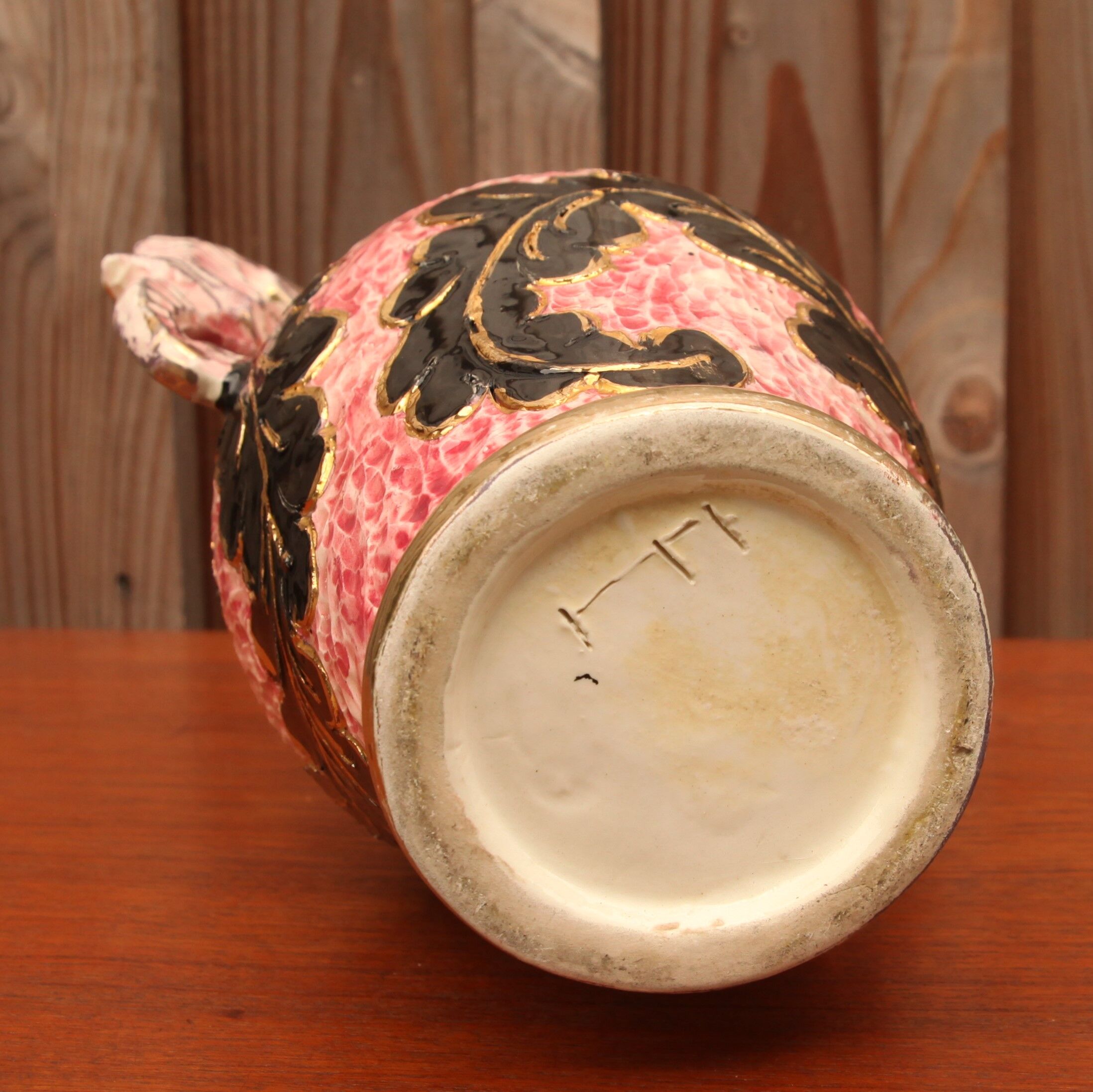Pink ceramic vase Monaco with leaf decoration