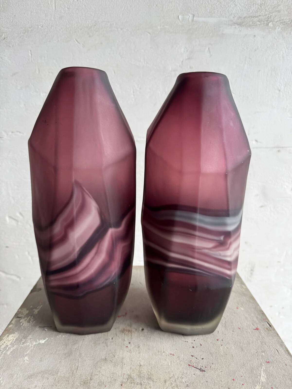 Ensemble de vases en verre améthyste et blanc à motifs tourbillonnants — Paire de vases géométriques à facettes en verre moderne