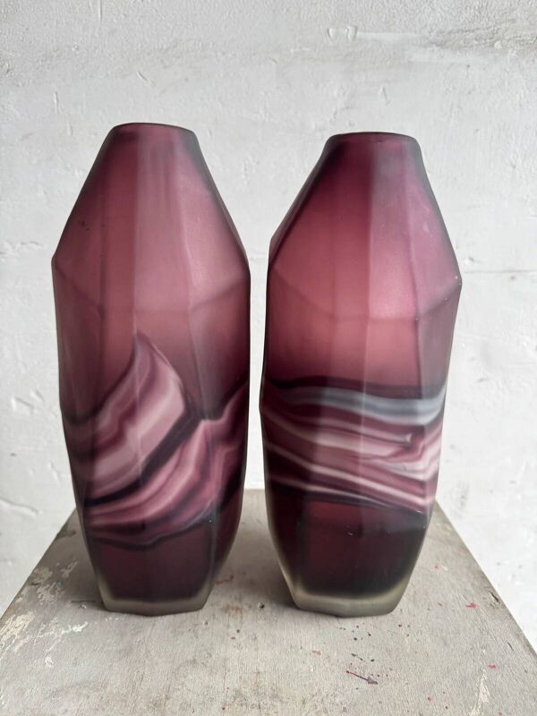 Ensemble de vases en verre améthyste et blanc à motifs tourbillonnants — Paire de vases géométriques à facettes en verre moderne