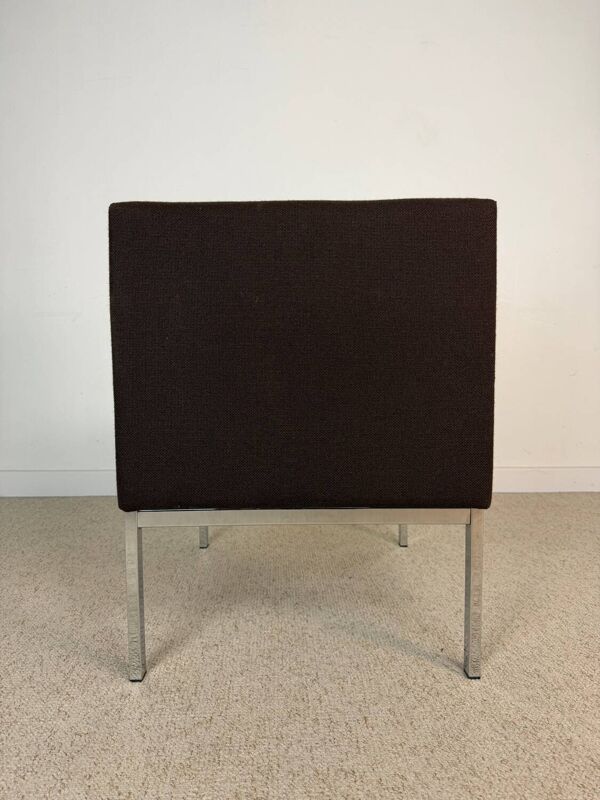 Chauffeuse vintage – tissu brun & piètement chromé