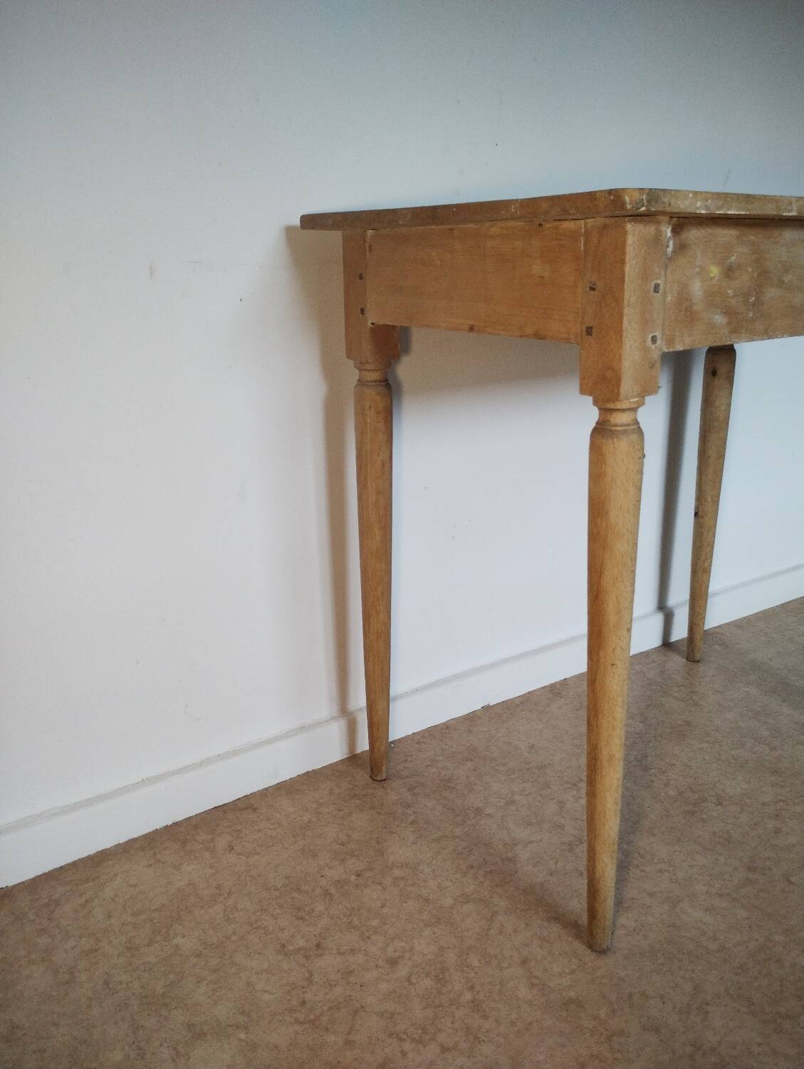 Spindle legs desk