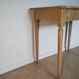 Spindle legs desk
