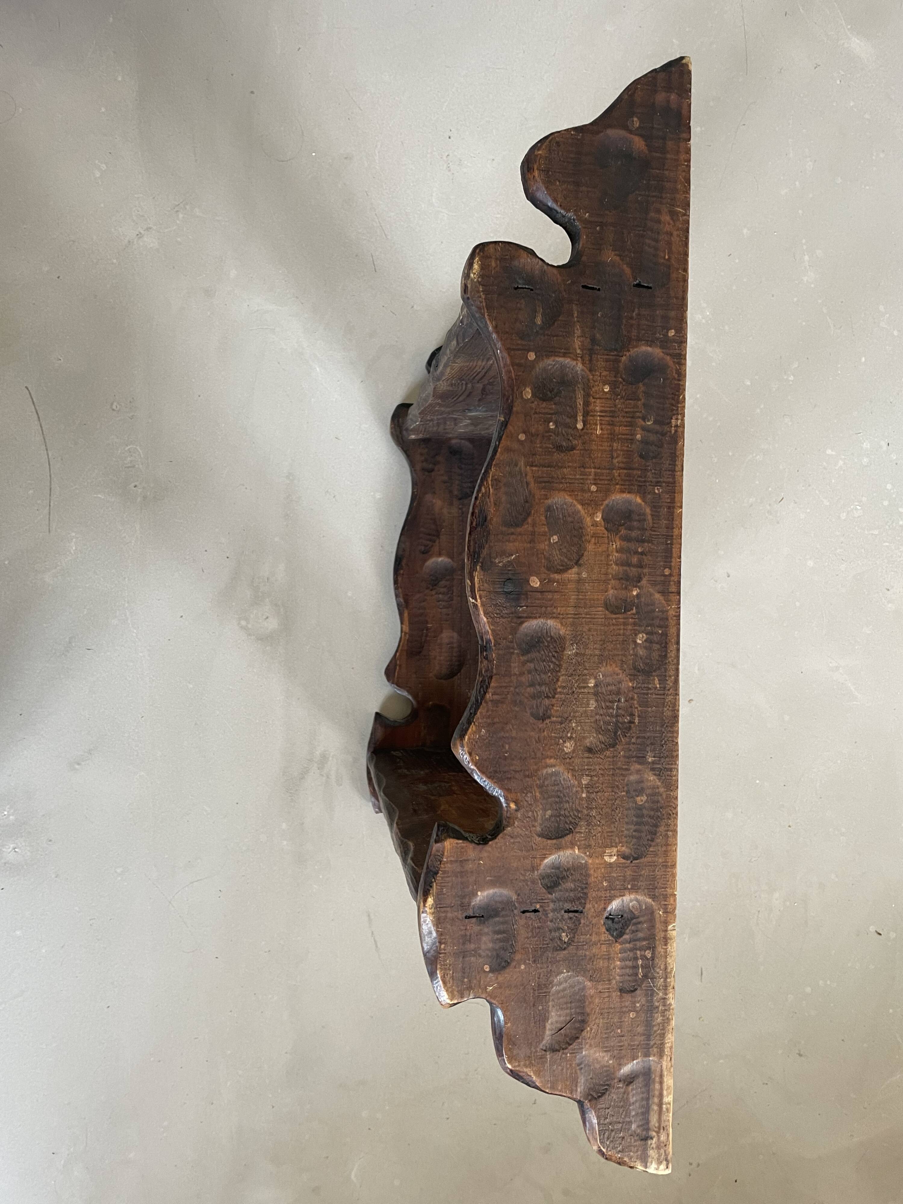 Étagère murale ancienne en bois patiné