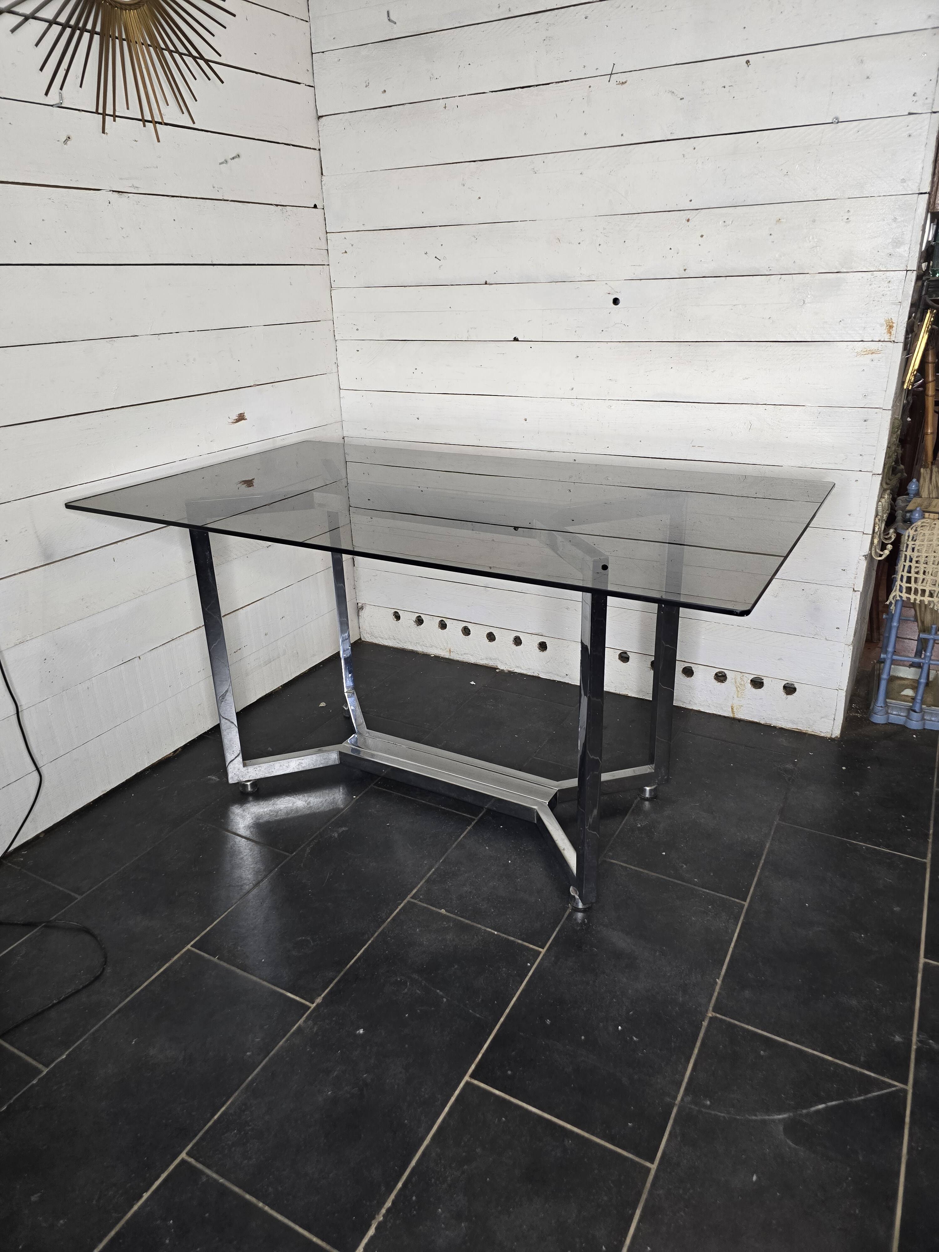 Table en métal chromé dessus verre fumé