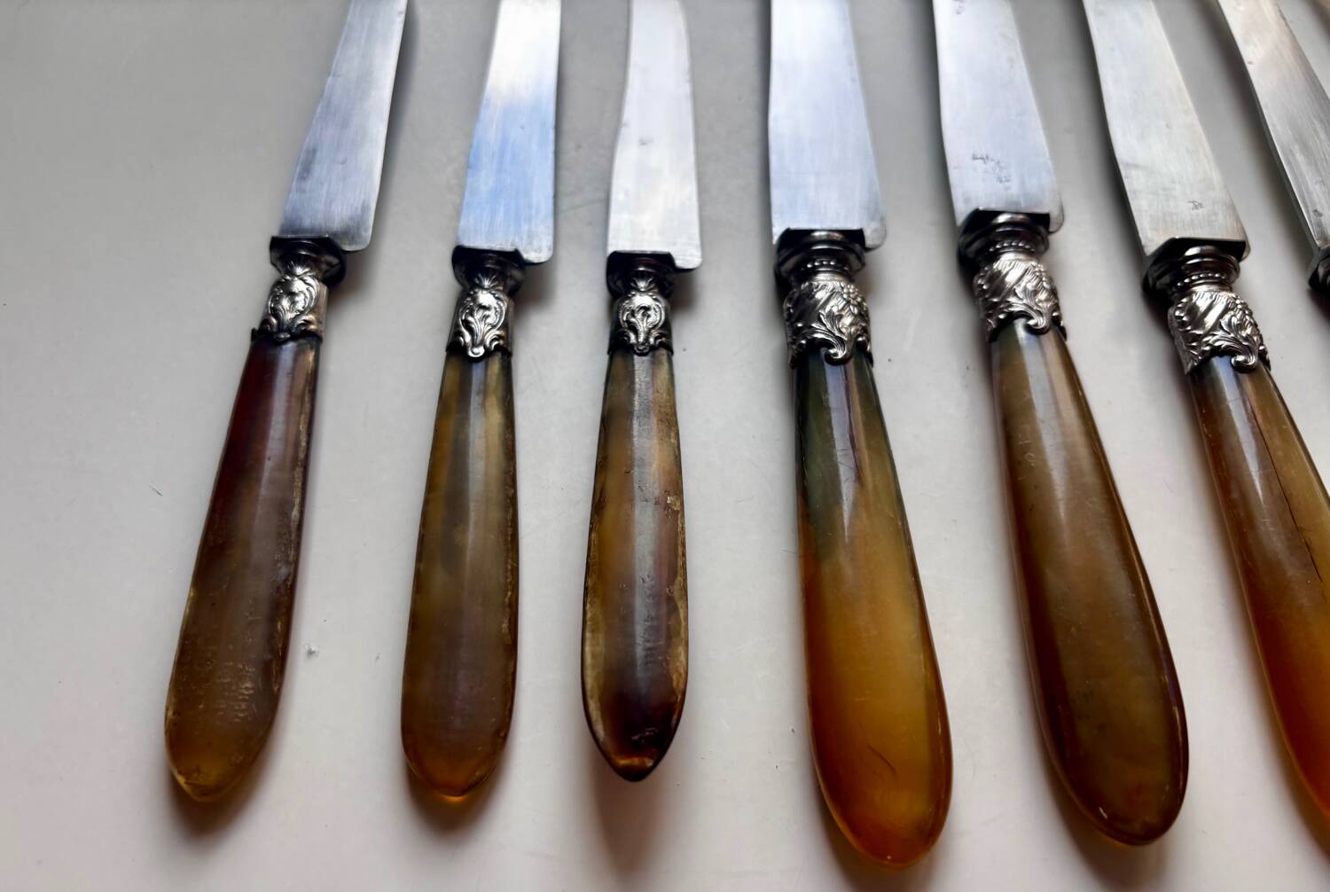 18 Wiskemann table knives in horn