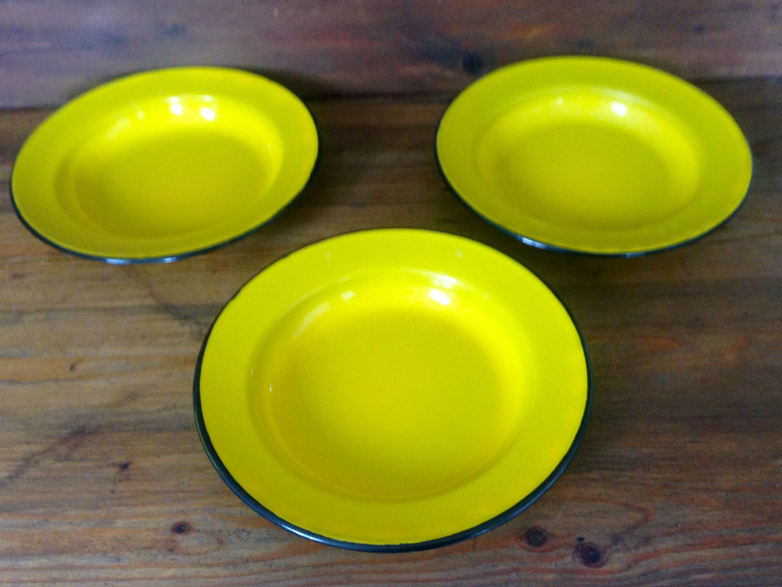 Soup plates in enameled sheet metal series