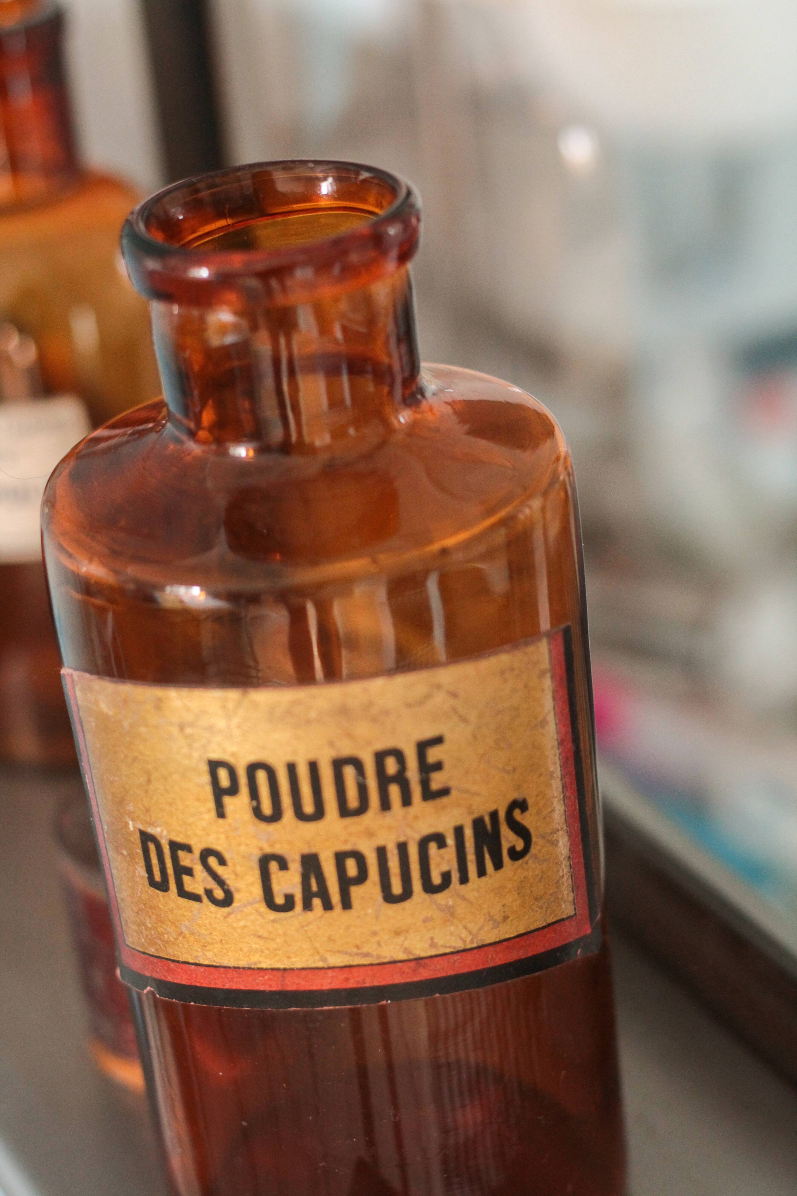 Pharmacy bottle "Poudre des capucins"