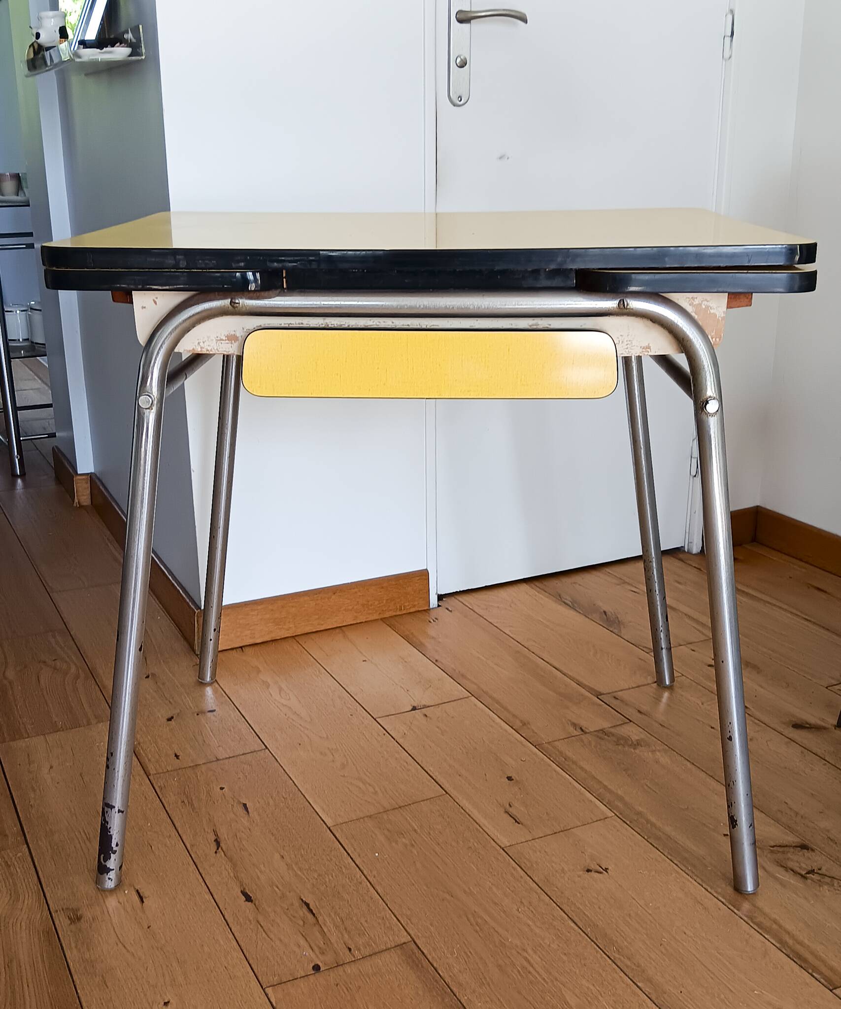 Petit table de cuisine en formica jaune vintage 1960