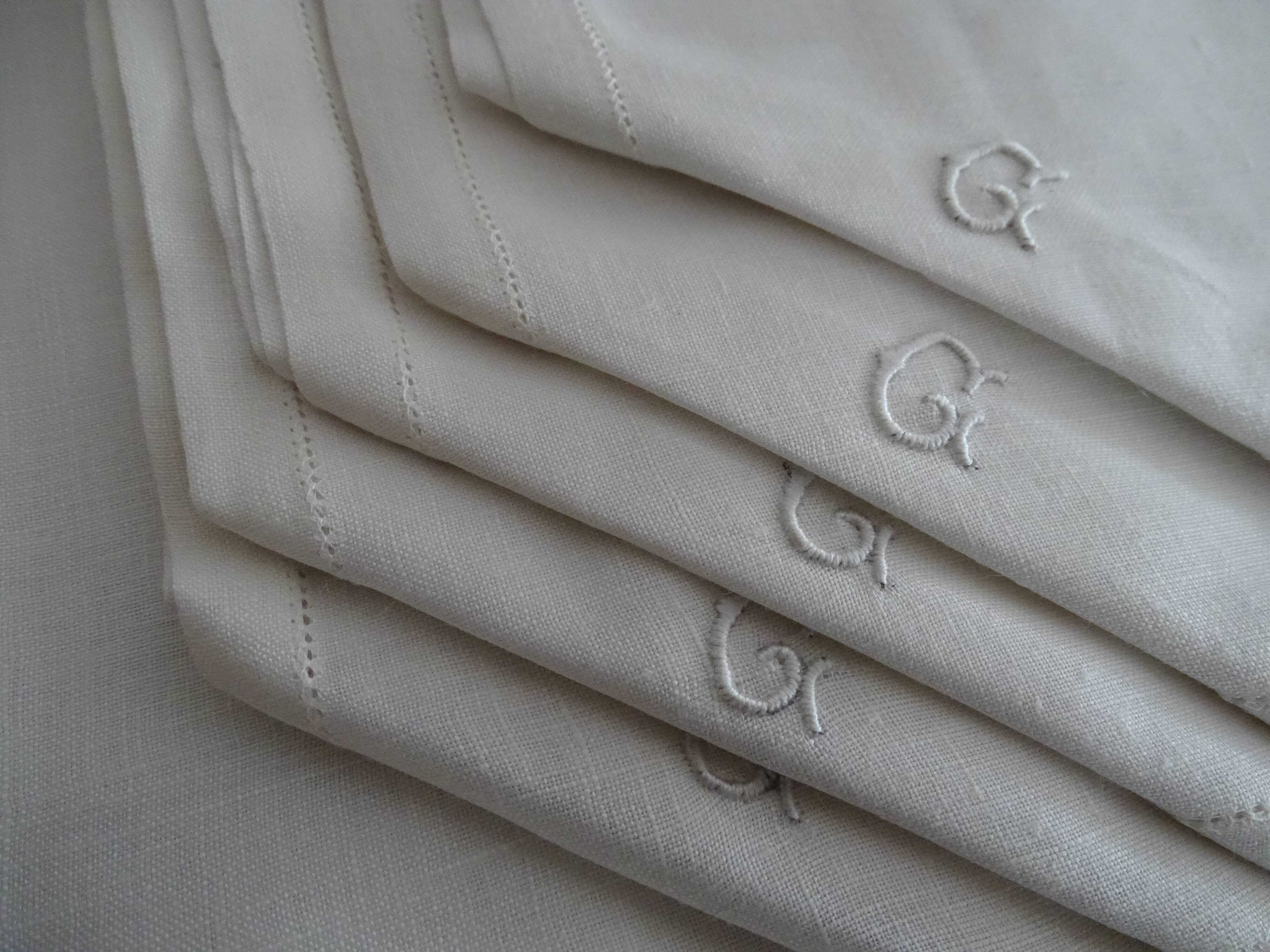 6 old monogrammed G cotton napkins