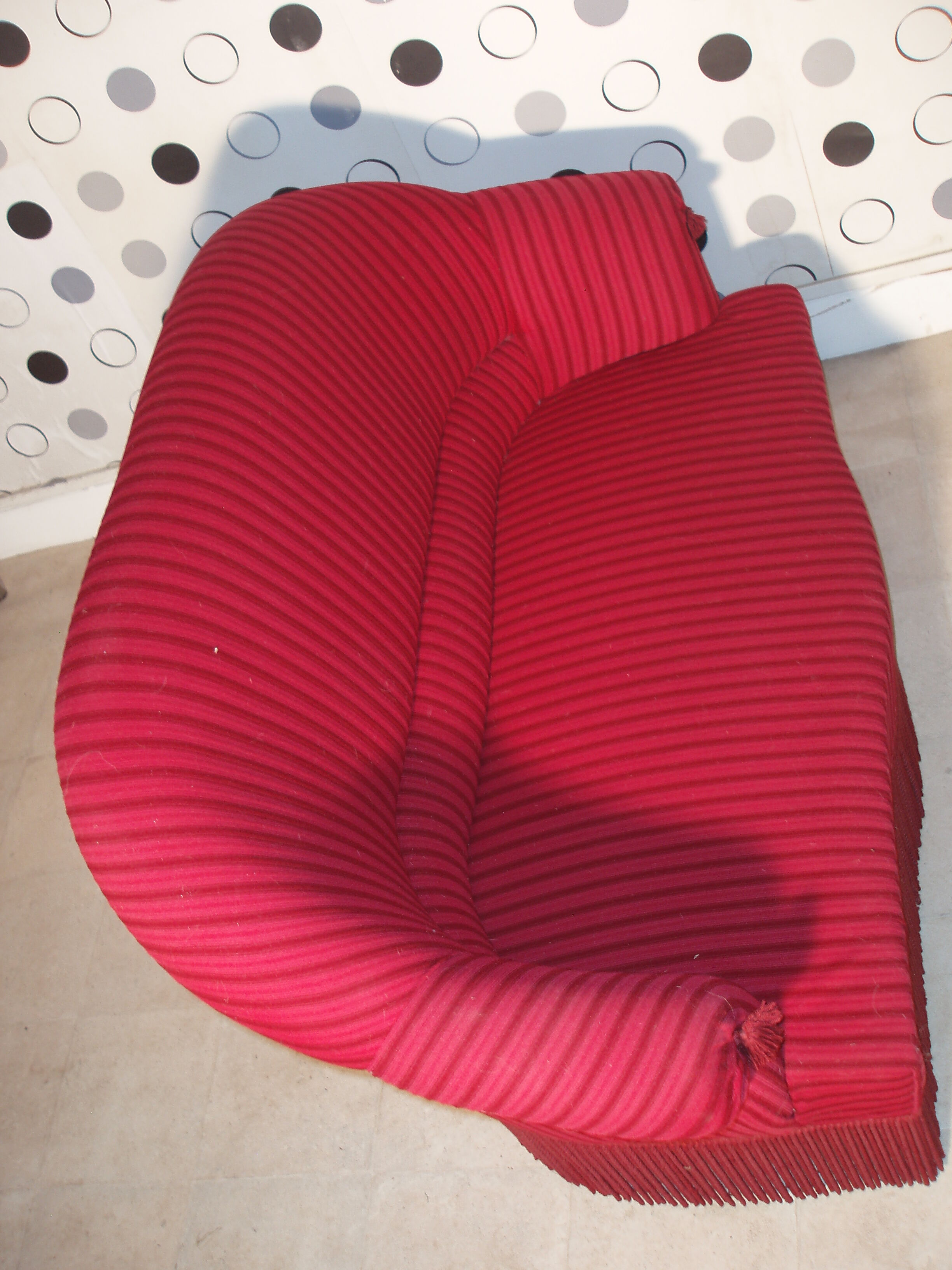 2-seater red velvet vintage sofa