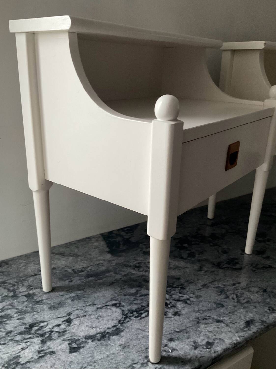 Paire de chevets scandinaves en bois blanc