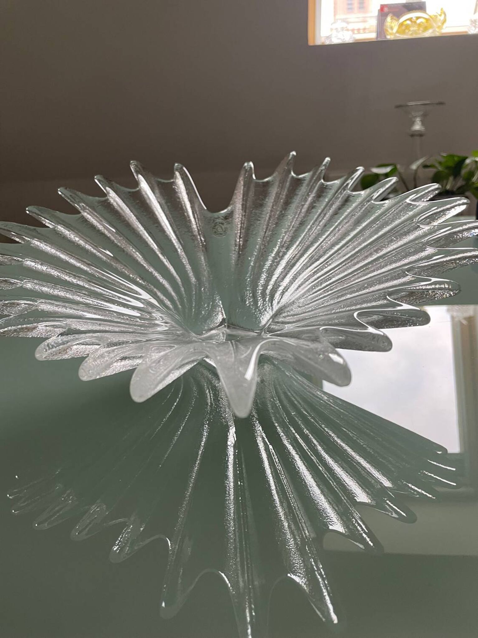 Centre de table en verre texturé, réalisé par la maison Dartington