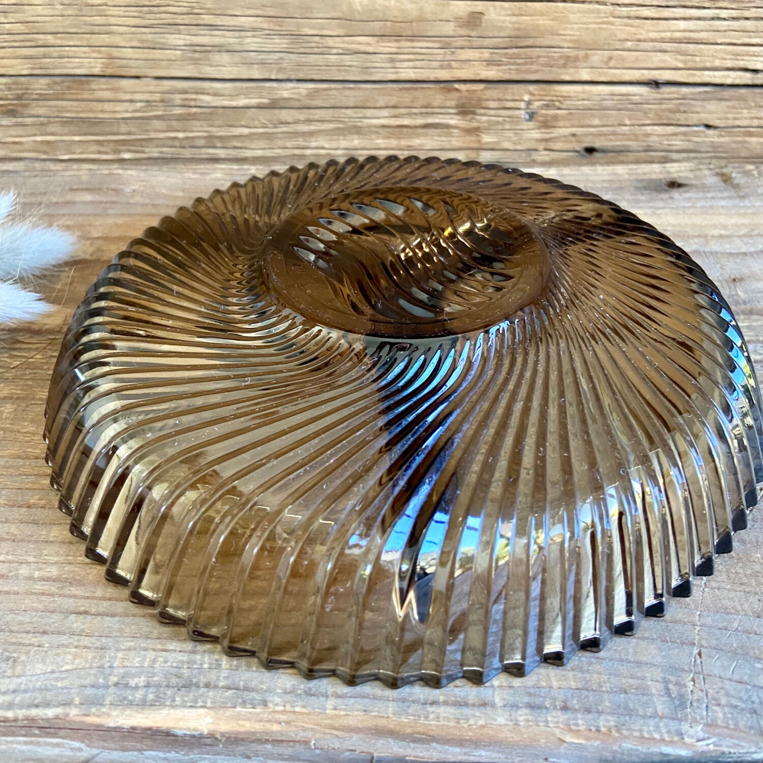 Plat en verre fumé vintage