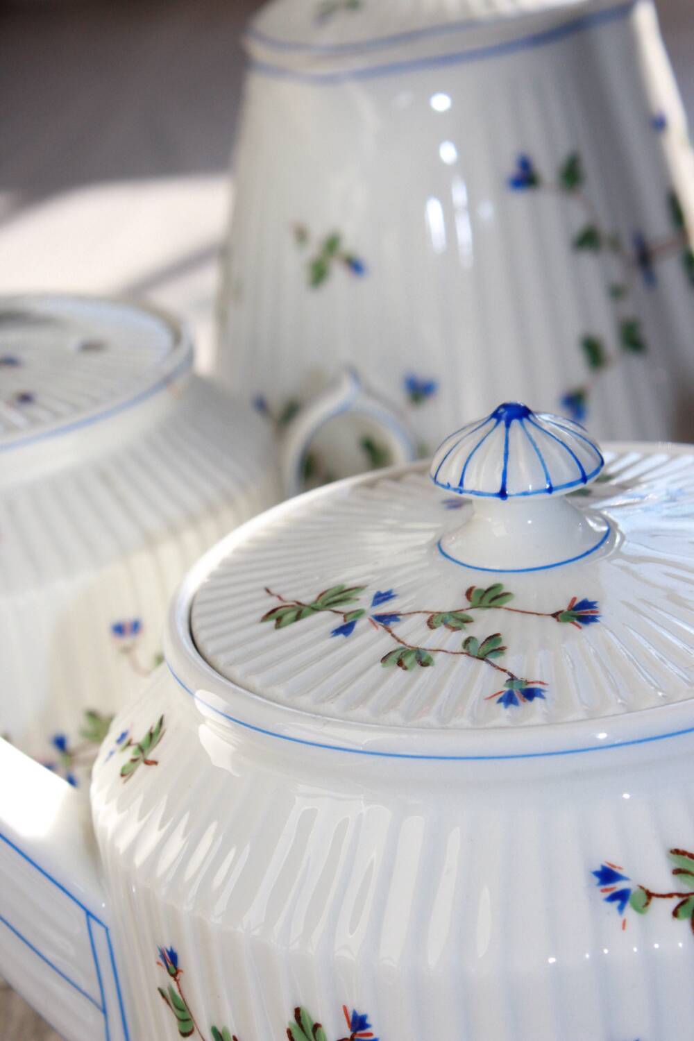 Service à thé ancien en porcelaine