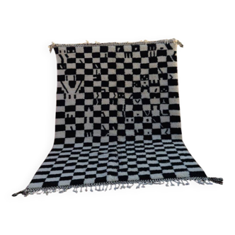 Tapis Berbère marocain en laine à carreaux noirs et blancs fait main
