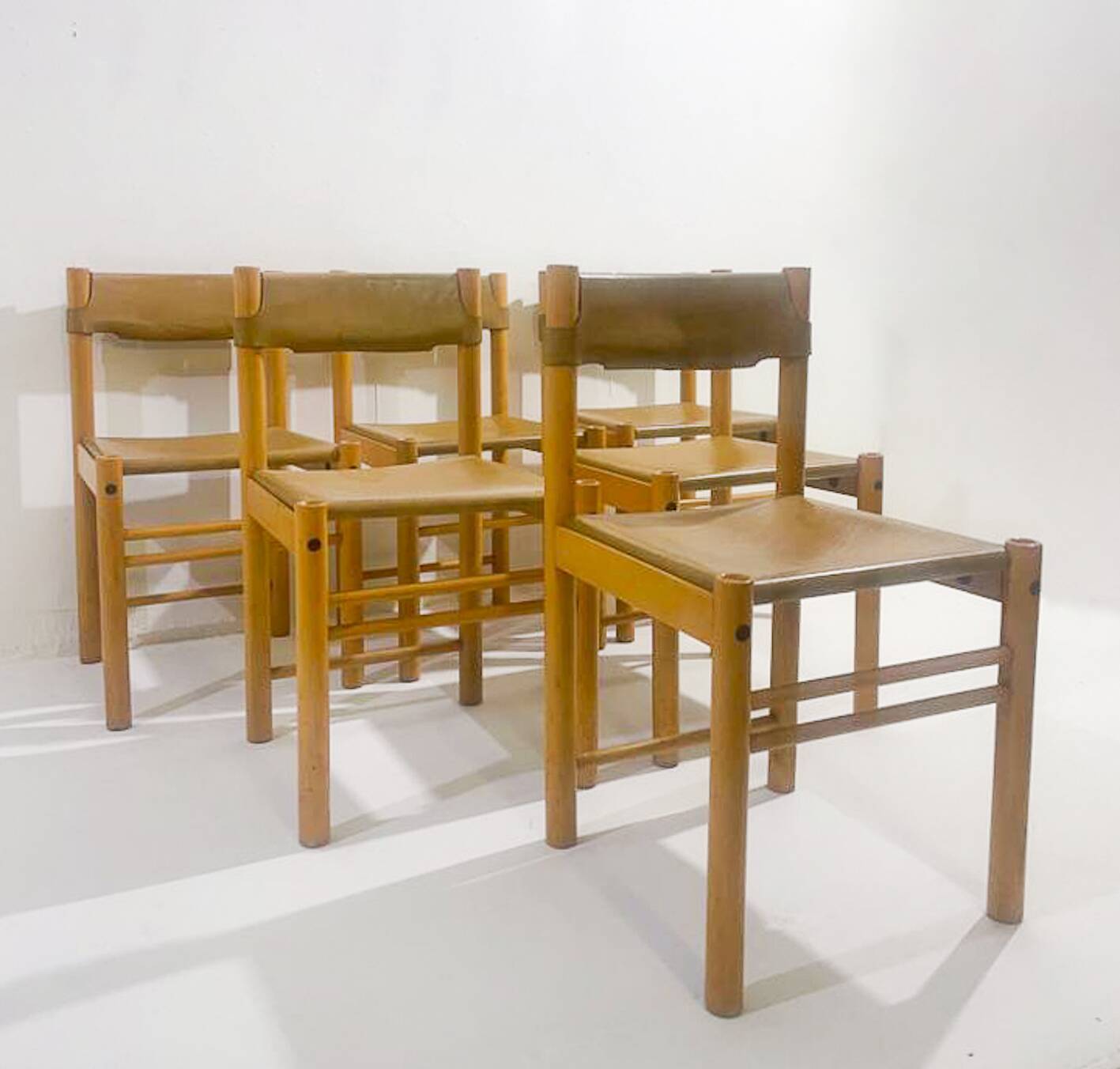 Set of 6 wooden and leather chairs, Italy, 1960s