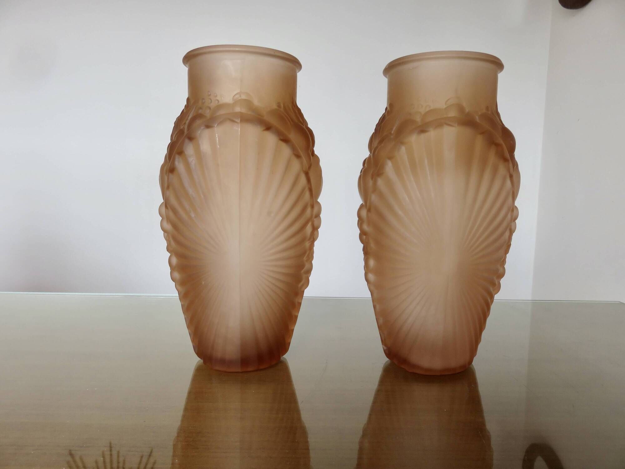 Pair of Art Deco vases in moulded pink glass, signed Souchon Neuvesel, 1940.