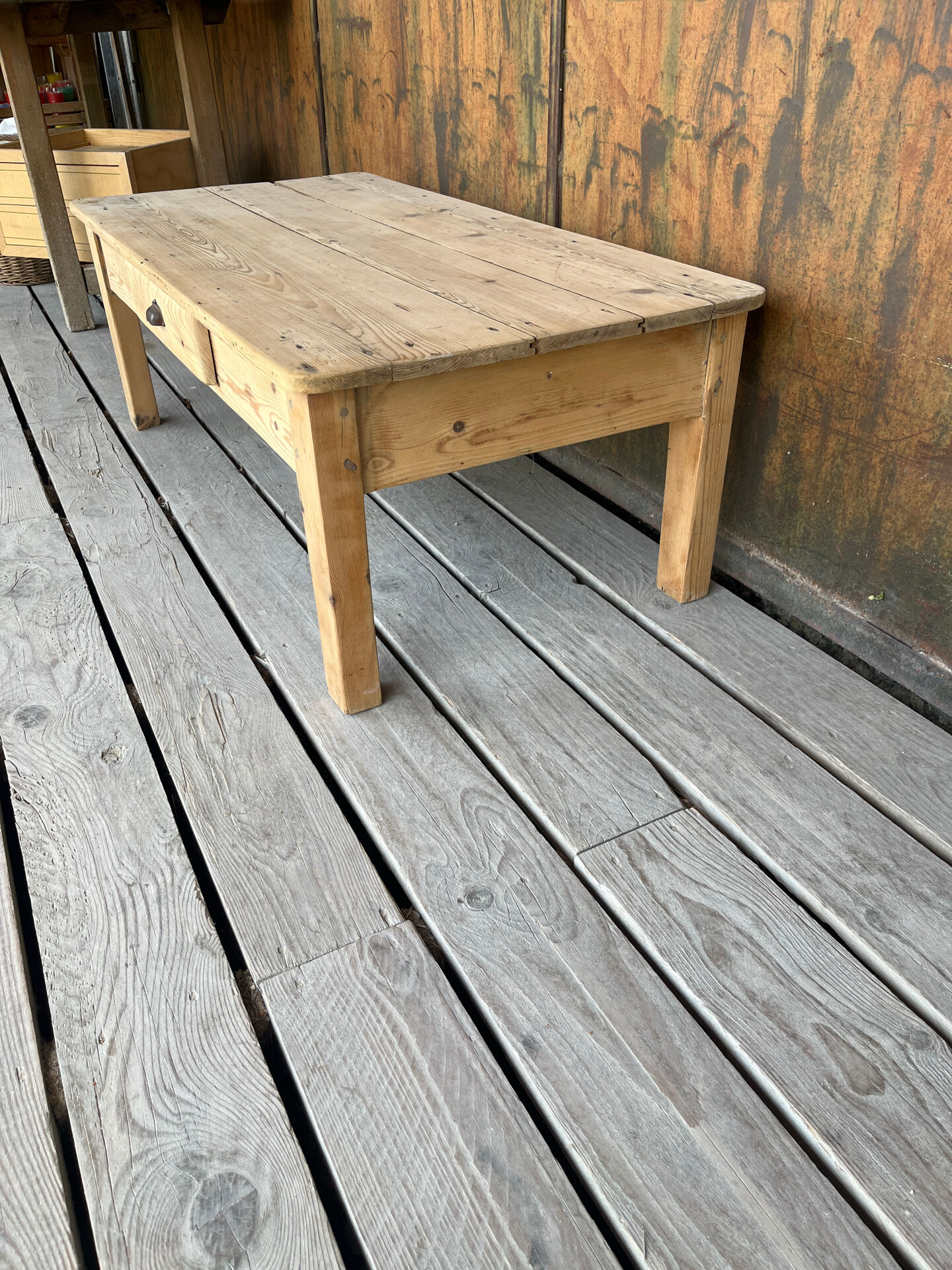 Table basse en bois brut