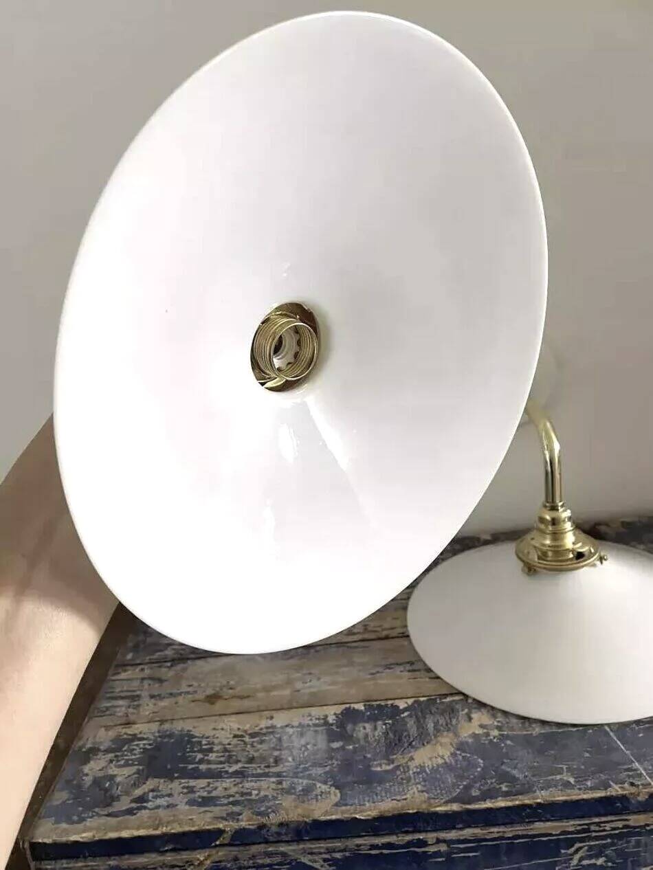 Paire d’appliques murales en opaline blanche