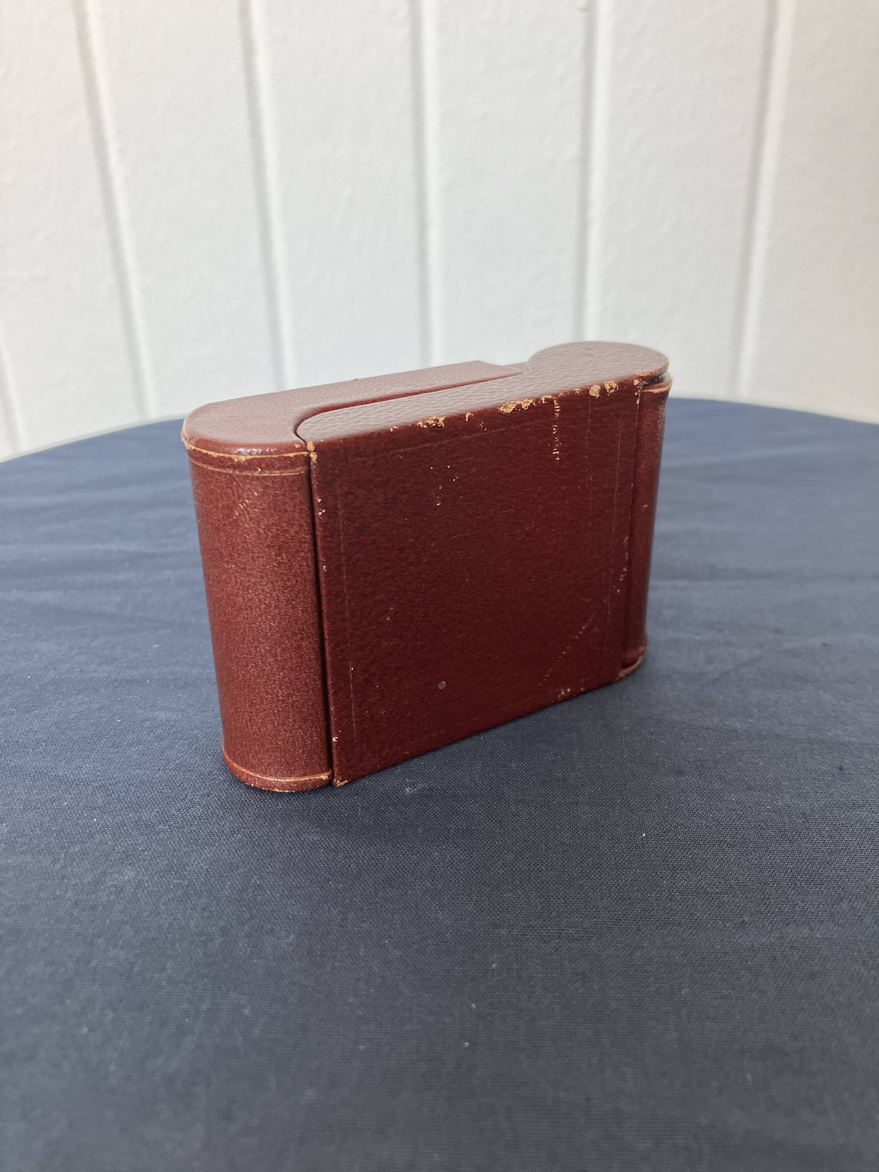 Reveil manuel de voyage "jaz" etui en cuir collector - Collection