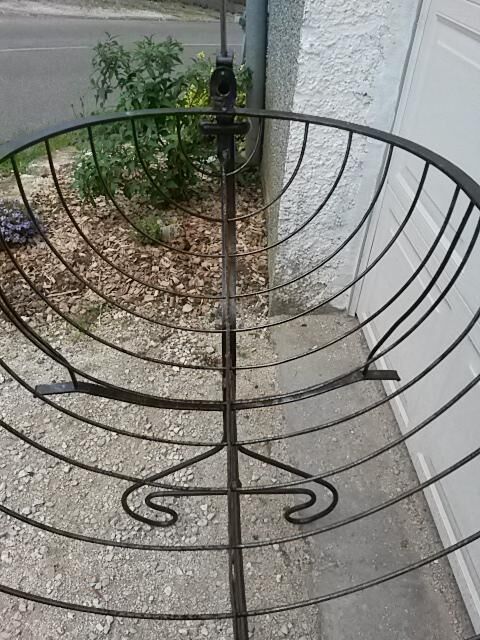 Former cradle in wrought iron